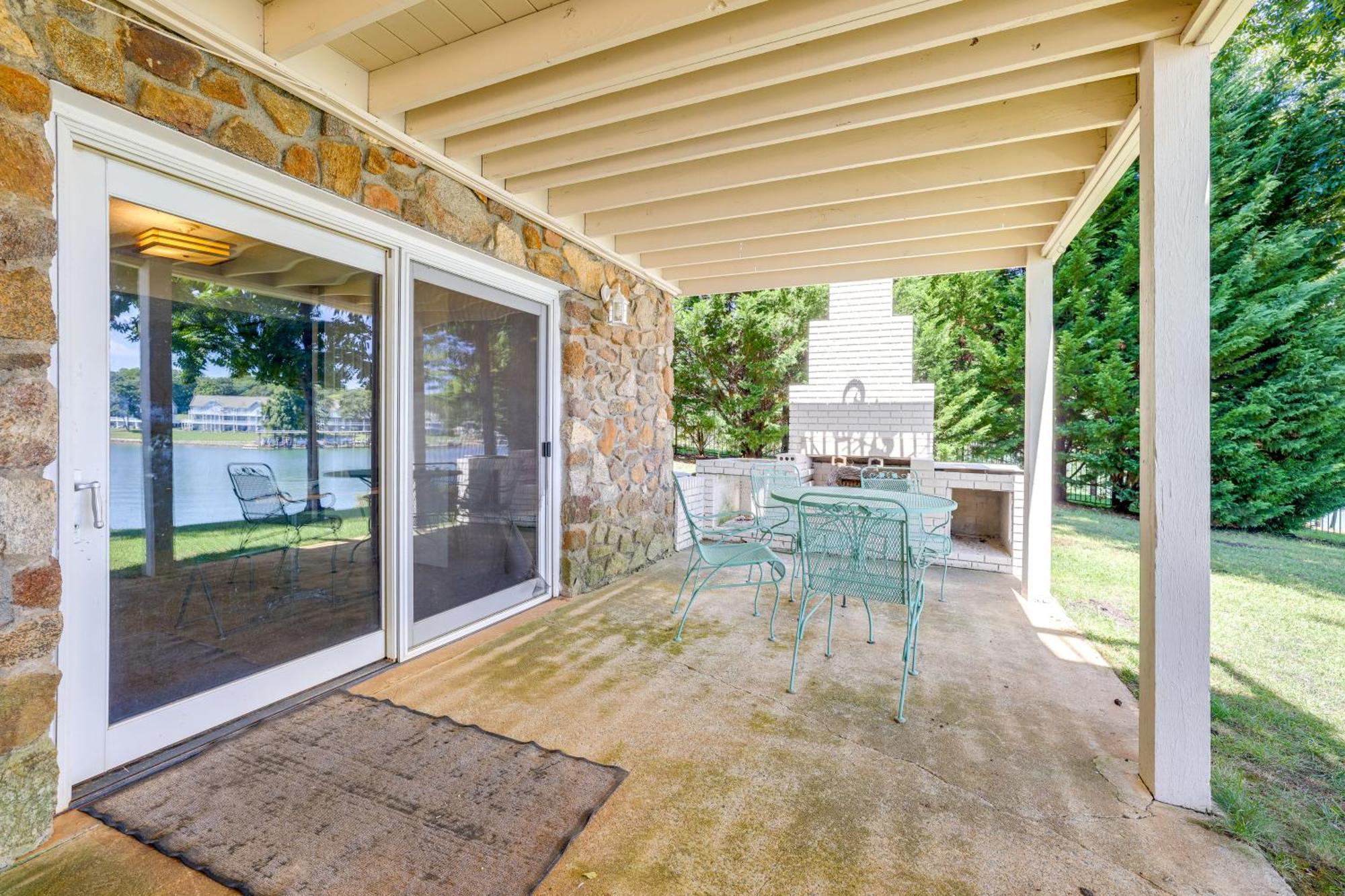 Smith Mountain Lake Retreat With Private Beach! Huddleston Exteriör bild