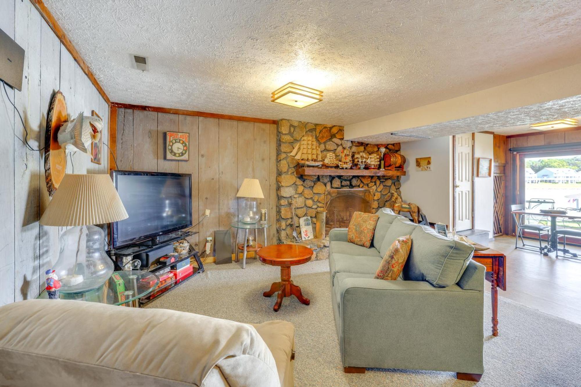 Smith Mountain Lake Retreat With Private Beach! Huddleston Exteriör bild